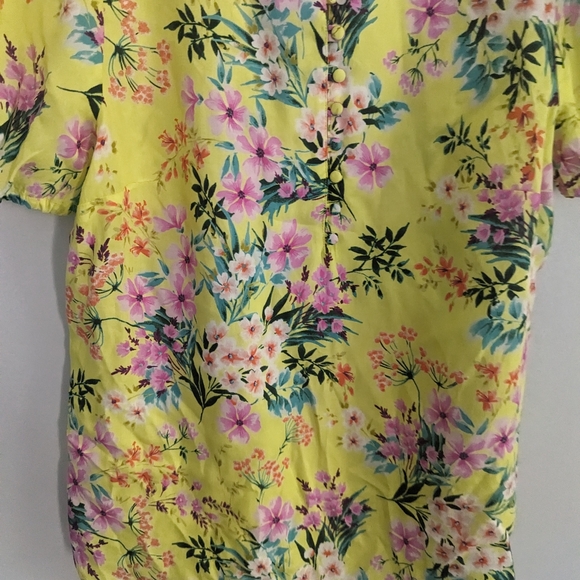 Women's Kut from the Kloth Yellow Floral Covered Button Blouse Small Lyocell - Picture 5 of 6